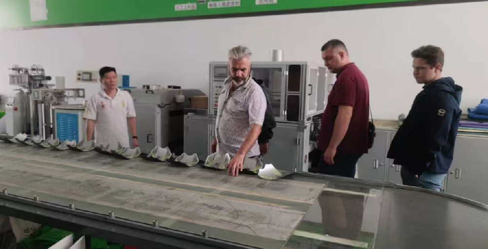 How to break through the efficiency bottleneck in the printing industry? The running table flat screen screen printing machine comes to the rescue!